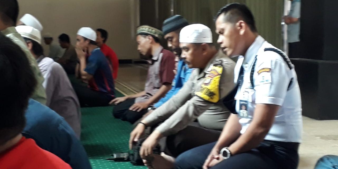 Adzan Berkumandang Bhabinkamtibmas Kunjungi Masjid Melaksanakan Sholat Dzuhur