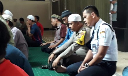 Adzan Berkumandang Bhabinkamtibmas Kunjungi Masjid Melaksanakan Sholat Dzuhur