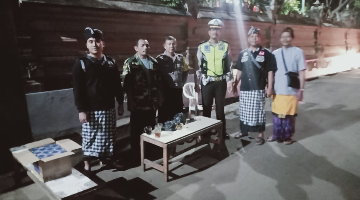 KANIT LANTAS POLSEK KARAWACI BERSAMA BHABINKAMTIBMAS KEL KOANG JAYA  PANTAU GIAT HARI RAYA GALUNGAN DI PURA KERTA JAYA JLN KS TUBUN RT 01/03 KELURAHAN KOANG JAYA