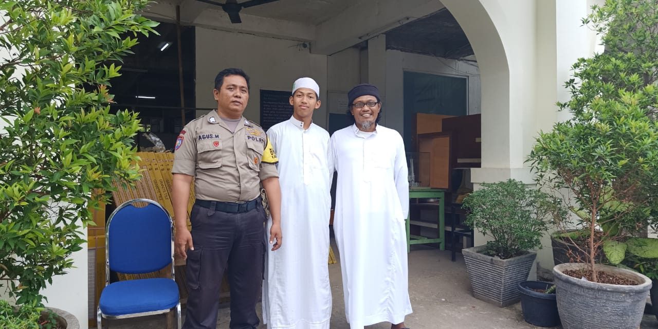 Bripka Agus Mustar Ajak Santri Jaga Kebersihan Pondok Pesantren