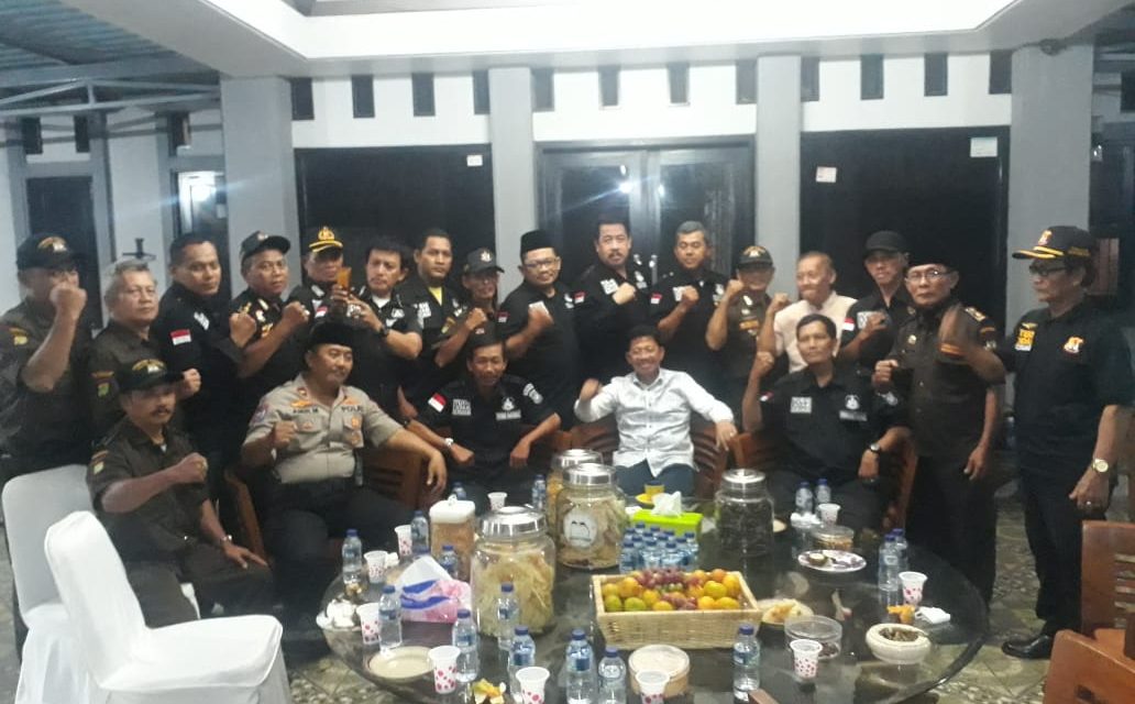 Kanit Binmas Polsek Cipondoh Bersama Pokdarkamtibmas Kunjungi Kediaman Wakil Walikota Tangerang