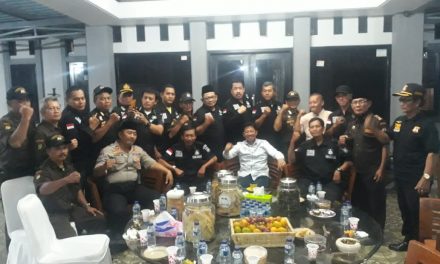 Kanit Binmas Polsek Cipondoh Bersama Pokdarkamtibmas Kunjungi Kediaman Wakil Walikota Tangerang