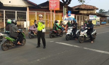 Kanit Lantas Polsek Cipondoh Pimpin Pelaksanaan Gatur Lantas di TL Gondrong