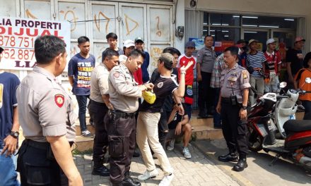 Unit Samapta Polsek Cipondoh Geledah Bawaan Suporter