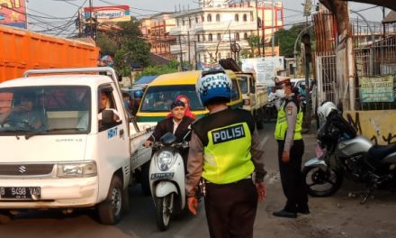 Cegah Kemacetan Pada Sore Hari, Anggota Polsek Cipondoh Atur Arus Lalu Lintas