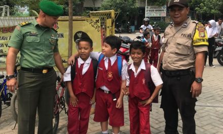 Babinsa Bersama Bhabinkamtibmas Polsek Cipondoh Aplikasikan Program Polkis