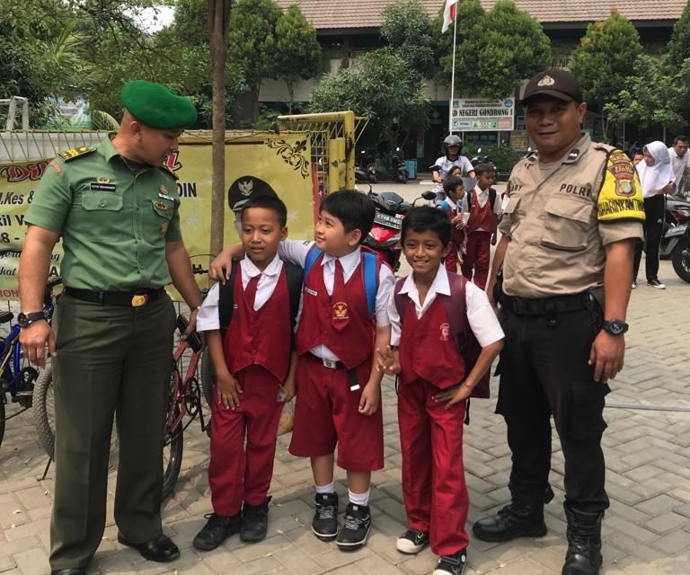 Babinsa Bersama Bhabinkamtibmas Polsek Cipondoh Aplikasikan Program Polkis