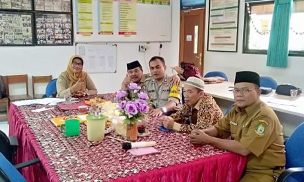 Bhabinkamtibmas Polsek Cipondoh Pantau Pelaksanaan Penerimaan Murid Baru