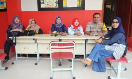 Bhabinkamtibmas Polsek Cipondoh Pantau Proses Daftar Ulang Siswa