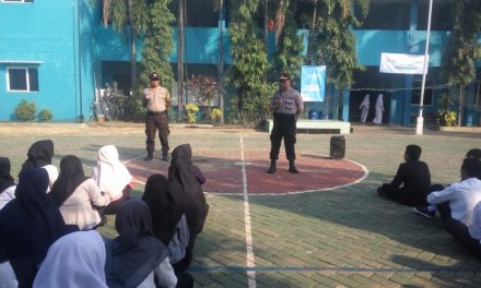 Panit Binmas Polsek Cipondoh Berikan Materi Baris Berbaris Kepada Siswa Baru