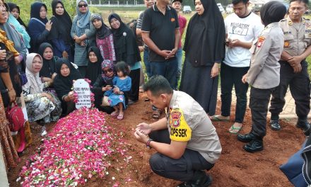 Kapolsek Cipondoh Mengantarkan Jenazah Bhayangkari Yang Meninggal Dunia