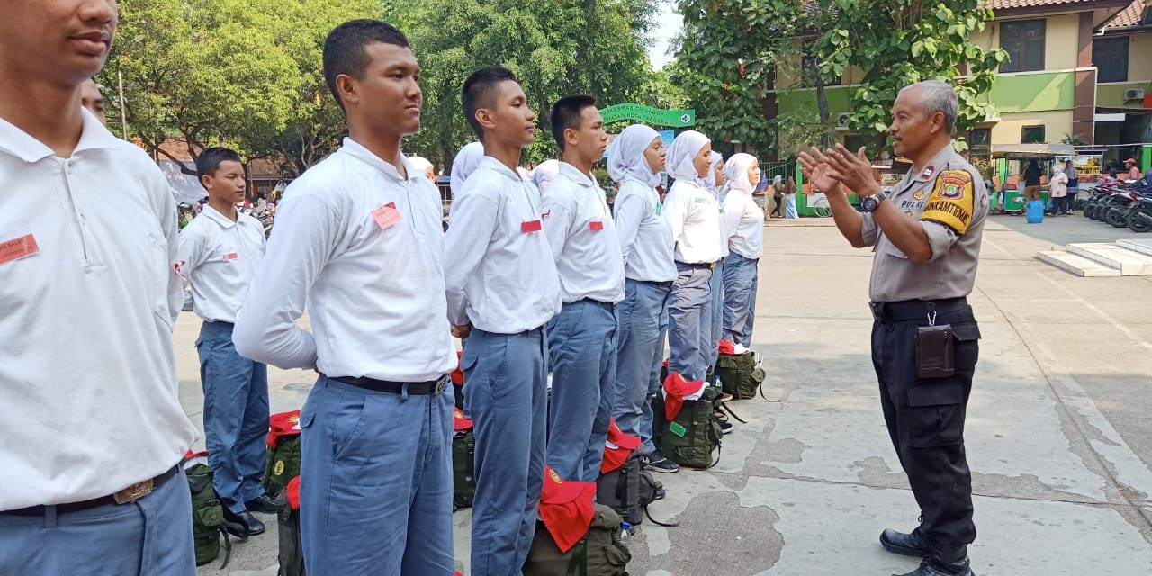 Bhabinkamtibmas Berikan Semangat Kepada Paskibraka Kecamatan Cipondoh