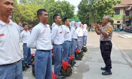 Bhabinkamtibmas Berikan Semangat Kepada Paskibraka Kecamatan Cipondoh