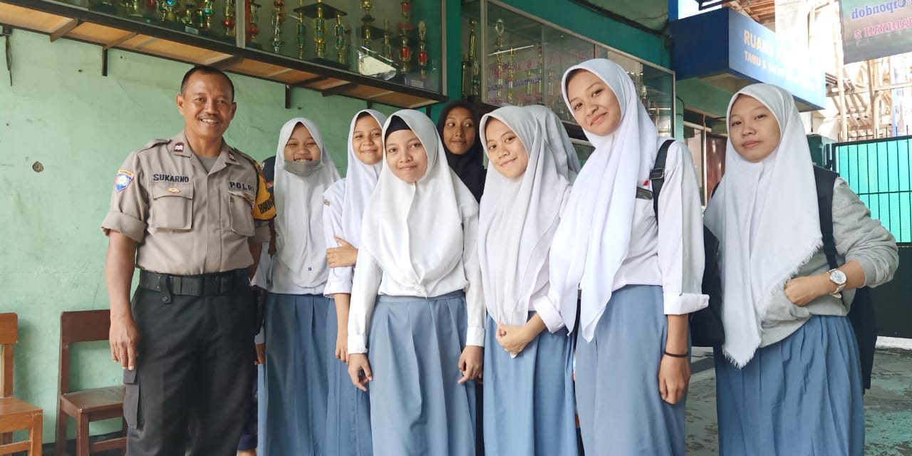 Bhabinkamtibmas Polsek Cipondoh Ingatkan Siswa Langsung Pulang Selepas Jam Sekolah