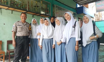 Bhabinkamtibmas Polsek Cipondoh Ingatkan Siswa Langsung Pulang Selepas Jam Sekolah