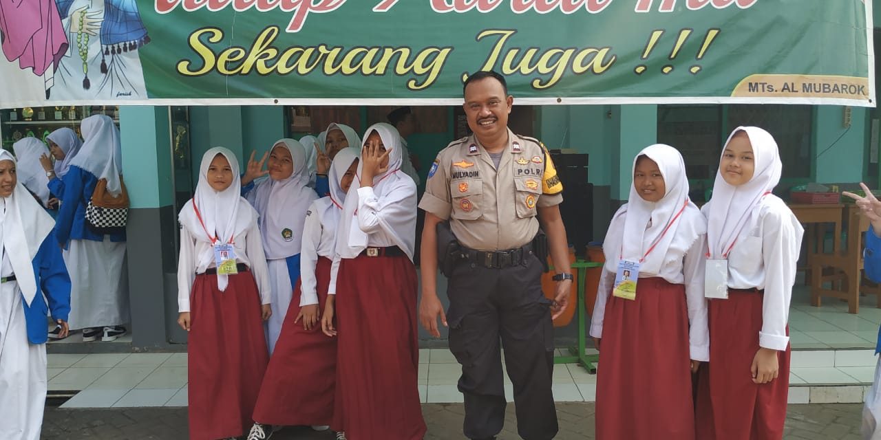 Bhabinkamtibmas Polsek Cipondoh Sambangi Sekolah Di Hari Pertama