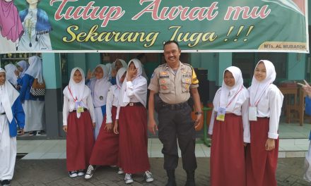 Bhabinkamtibmas Polsek Cipondoh Sambangi Sekolah Di Hari Pertama