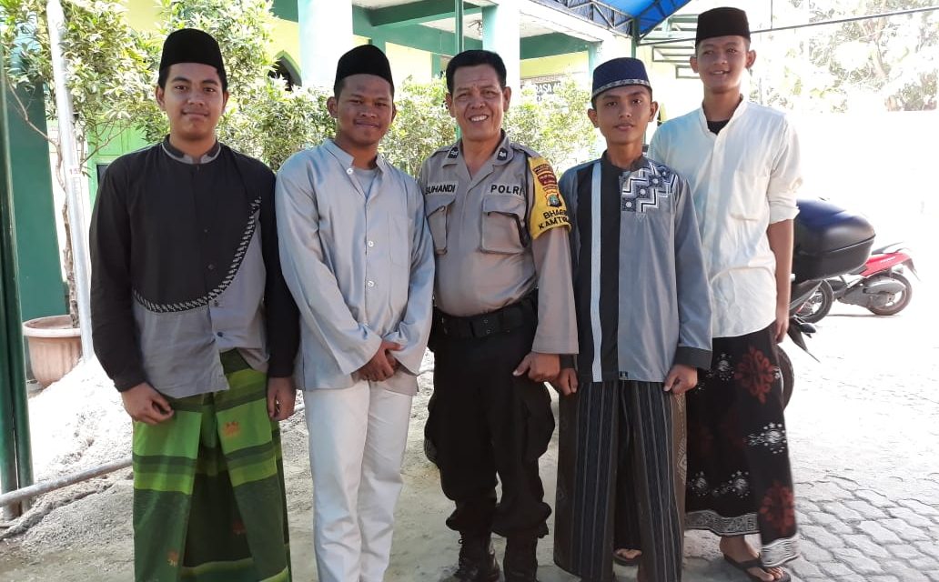 Kunjungi Pondok Pesantren Aiptu Suhandi Mengajak Santri Jaga Kebersihan