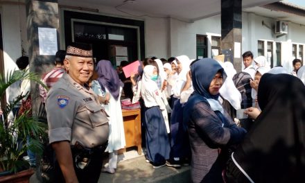 Bhabinkamtibmas Polsek Cipondoh Sambang Dan Monitoring Penerimaan Murid Baru