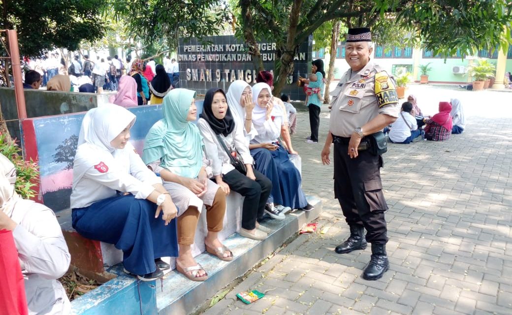 Bhabinkamtibmas Polsek Cipondoh Pantau Pengumuman Penerimaan Siswa di SMAN 9 Tangerang