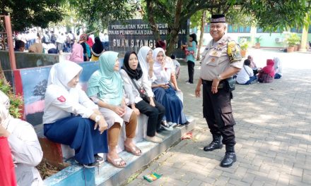 Bhabinkamtibmas Polsek Cipondoh Pantau Pengumuman Penerimaan Siswa di SMAN 9 Tangerang