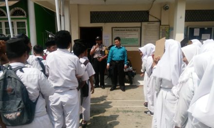 Temui Siswa, Binamas Polsek Cipondoh Ingatkan Siswa Untuk Langsung Pulang Selepas Jam Pelajaran