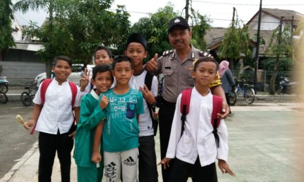 Kunjungan Ke Sekolah Aiptu Turut Raharjo Berinteraksi Dengan Siswa