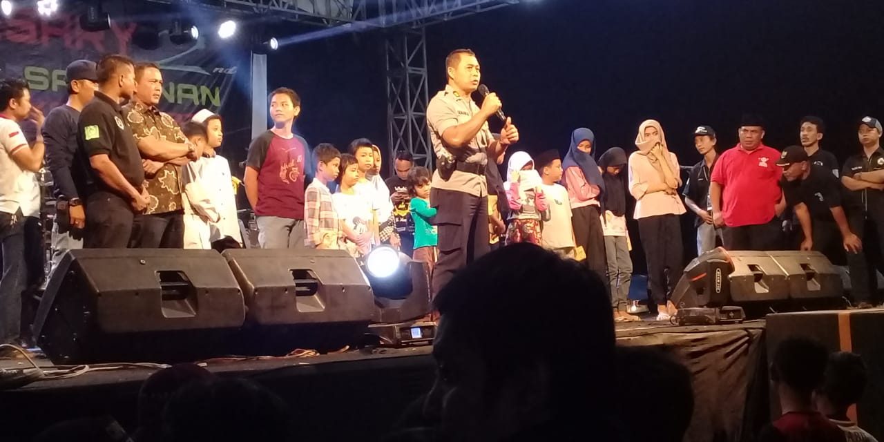 Anggota Personil Polsek Batu ceper melakukan Pengamanan terhadap Pagelaran Musik Dangdut dari Grup SK Mania Zedag-Zedug Di Batuceper dan adanya kegiatan santunan anak Yatim Piatu (Mustahik)