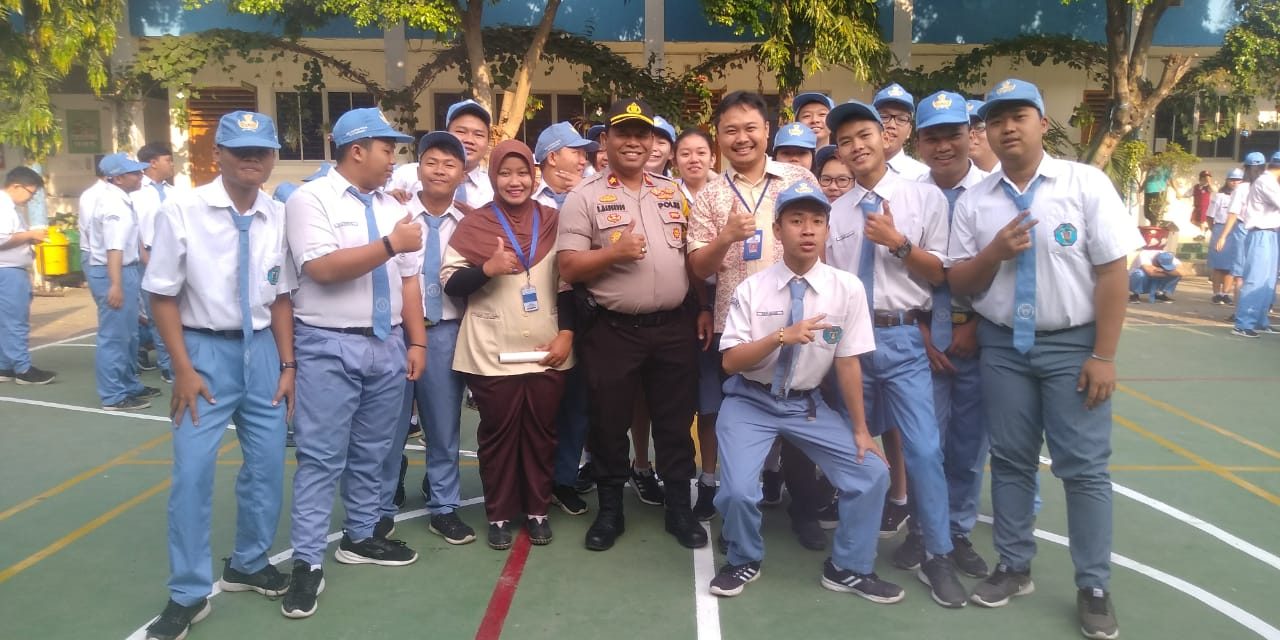 Berperan Selaku Pembina Upacara, Kapolsek Neglasari imbau Dewan Guru tingkatkan Pengawasan terhadap Murid