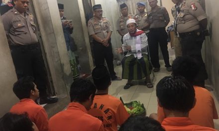 Polsek Jatiuwung Berikan Hak Para Tahanan Mendapatkan Pembinaan Rohani