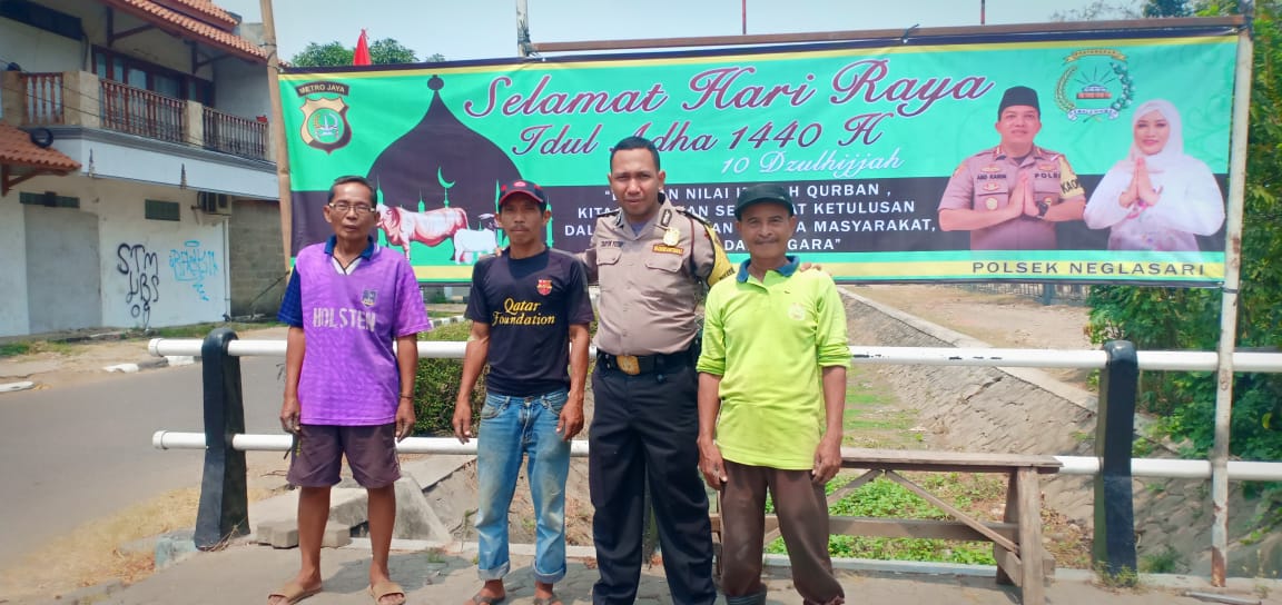 Polsek Neglasari memasang spanduk Ucapan Selamat Hari Raya Idul Adha 1440 H/ 2019 M