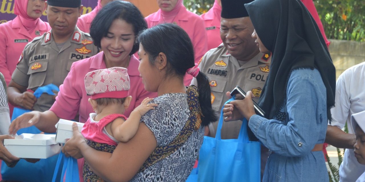 Hari Raya Idul Adha, Kapolsek bersama Bhayangkari Neglasari berikan Santunan anak yatim