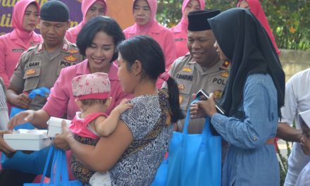 Hari Raya Idul Adha, Kapolsek bersama Bhayangkari Neglasari berikan Santunan anak yatim