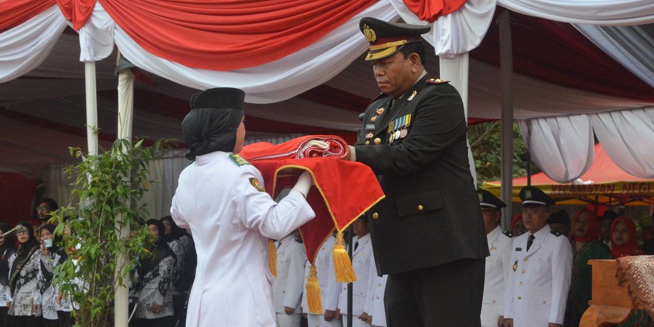 Kapolsek Neglasari Selaku Inspektur Upacara pada Upacara Penurunan Bendera HUT RI Ke – 74