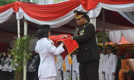 Kapolsek Neglasari Selaku Inspektur Upacara pada Upacara Penurunan Bendera HUT RI Ke – 74