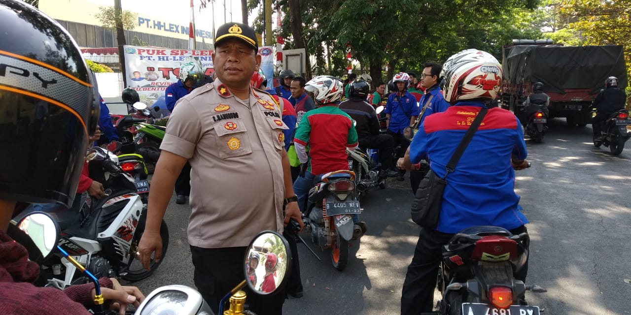 Kapolsek Neglasari Pimpin Pengamanan dan Antisipasi Jalur Keberangkatan Massa Buruh