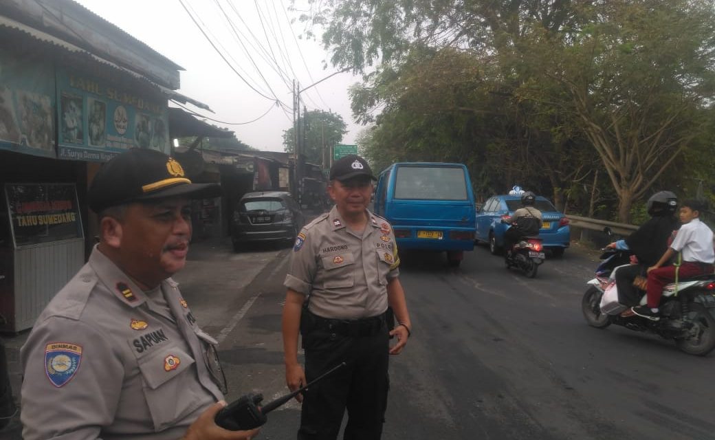 Kanit Binmas Polsek Neglasari Melaksanakan Pengaturan Lalu Lintas Pagi Hari