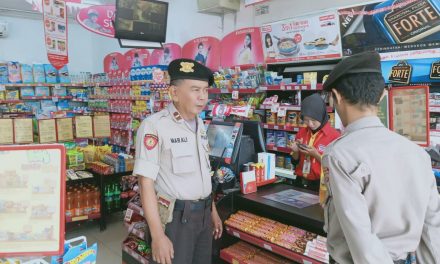 Panit Samapta Polsek Neglasari Patroli dialogis dengan Karyawan Minimarket