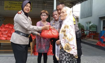 Personil Polsek Neglasari mengamankan berlangsungnya Pembagian Sembako Gratis di Vihara Bhutong