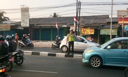 Antisipasi Kemacetan Saat Kepulangan Karyawan, Unit Lantas Polsek Jatiuwung Lakukan Pengaturan Sore Hari