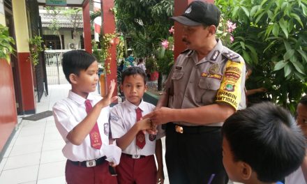 Dengan Kunjungan ke Sekolah,  Bhabinkamtibmas Polsek Cipondoh Ciptakan Kedekatan Dengan Siswa