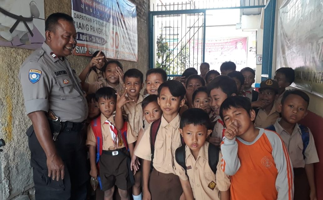 Polkiss Bhabinkamtibmas Ds. Kosambi Timur Kunjungi Sekolah