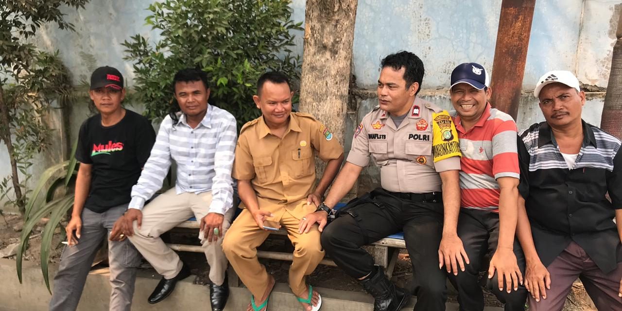 Jalin Sinergitas Bhabinkamtibmas Ds. Cengklong Sambangi Staf Balai Desa