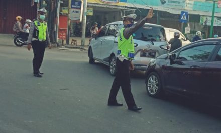 Adanya Pengaturan Arus Lalu Lintas Oleh Anggota Polsek Cipondoh Mencegah Kemacetan