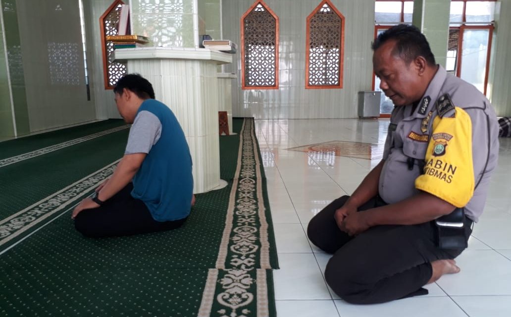 Adzan Berkumandang Bhabinkamtibmas Ds. Kosambi Timur Kunjungi Masjid