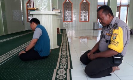 Adzan Berkumandang Bhabinkamtibmas Ds. Kosambi Timur Kunjungi Masjid