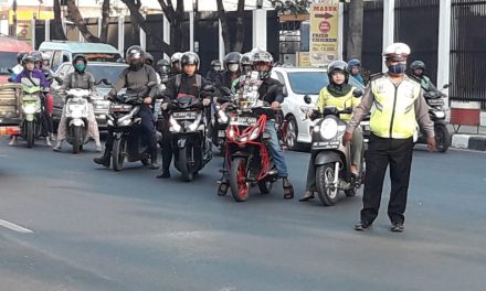 CEGAH MACET, UNIT LANTAS POLSEK KARAWACI PENGATURAN LALU LINTAS