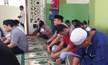 Tingkatkan Keimanan Bhabinkamtibmas Aiptu Kadafi Sholat Jum’at Dimasjid Al Falah