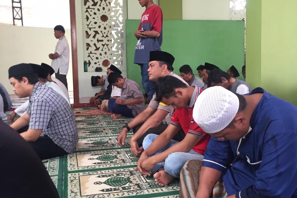 Tingkatkan Keimanan Bhabinkamtibmas Aiptu Kadafi Sholat Jum’at Dimasjid Al Falah