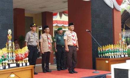 BHABINKAMTIBMAS CIMONE JAYA MENDAMPINGI WAKAPOLSEK KARAWACI MENGHADIRI UPACARA HUT PRAMUKA KE 58